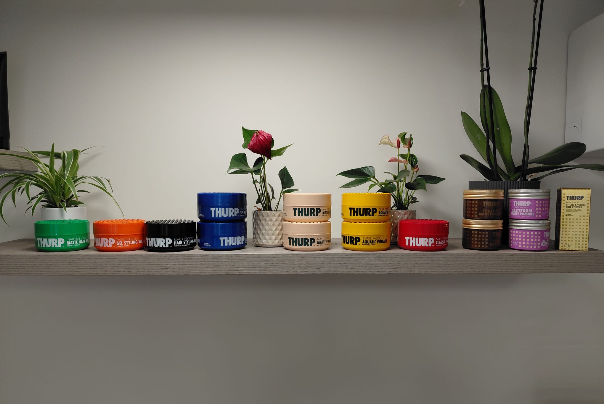 Haarproducten en planten op de plank