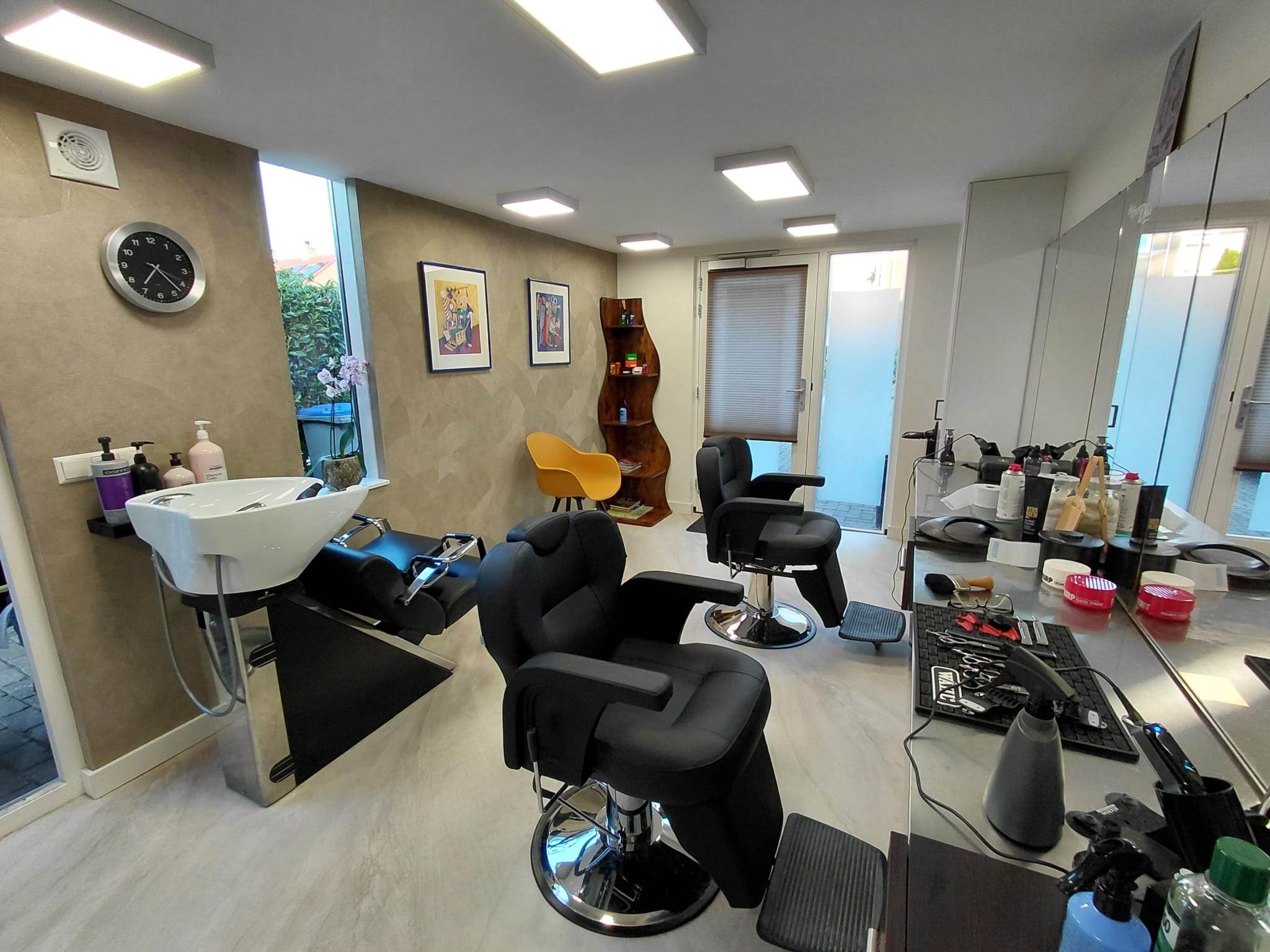 Wasplaats en knipstoelen in de salon